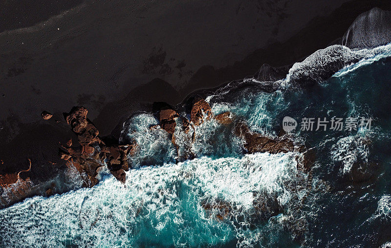 头顶上的空中背景黑沙滩附近的火山湖El Golfo，兰萨罗特，加那利群岛